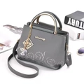 Sac seau gris avec gaufrage floral, poignée dorée et breloque cristal en décor lifestyle - 21*11*17cm / Gris foncé