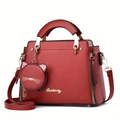Détail du sac à main rouge avec logo doré et charmant pendentif en forme de chat - Rouge