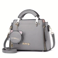 Détail d'un sac à main gris en cuir PU avec logo doré et charm de porte-monnaie chat mignon - Gris