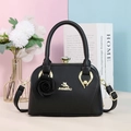 Elegante borsa a mano in pelle PU nera con logo gatto dorato e ciondolo rosa di velluto - Nero