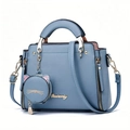 Détail du sac à main bleu en similicuir avec porte-monnaie chat et finitions dorées - Bleu