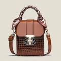 Détail du sac à main marron effet croco avec poignée en foulard et fermoir métal - Jaune Terre