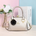 Vue détaillée du sac en PU doré champagne avec fermoir cristal et fleur décorative - Or rose