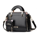 Sac à main noir en cuir avec fermetures dorées et pendentif chat sur fond blanc - Noir