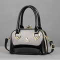Elegante schwarze Lackleder-Boston-Handtasche mit goldener Hardware und Katzen-Emblem - Einheitsgröße / Schwarz