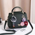 Dunkelgrüne florale Handtasche mit Lychee-Leder-Textur und Plüsch-Pompon-Anhänger - Grün