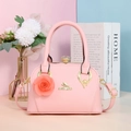 Dettaglio della borsa rosa in pelle PU con logo gatto dorato e chiusura in cristallo - Rosa