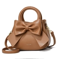 Vue détaillée du sac à main en cuir marron avec un grand nœud élégant et sophistiqué - Marron