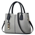 Sac à main bicolore gris et noir avec motif lychee et pendentif métallique doré - Style Noir et Gris