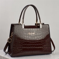 Détail du sac à main marron foncé effet crocodile avec logo en métal doré - Café