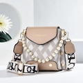 Dettaglio mini borsa con manico di perle, tessuto trapuntato e tracolla intrecciata - Kaki