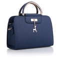 Marineblaue gesteppte Handtasche mit goldenen Ringgriffen und Hirsch-Anhänger - Blau