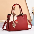 Elegante borsa a mano in pelle bordeaux con manico in seta e ciondolo a foglia d'oro - Rosso