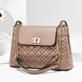 Detail der taupefarbenen Stepptasche mit goldener Kette und Strass-Verschluss - Khaki