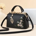 Elegante bolso de mano en cuero PU negro con bordado floral y detalles metálicos oro - Negro