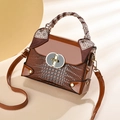 Braune Handtasche aus Kroko-Leder mit Seidenschal-Griff und Metall-Drehverschluss - Erdgelb