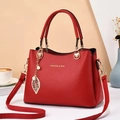 Bolso rojo con textura lichi, colgante dorado y correa ajustable elegante - 28*12*20*14 / Rojo