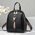 Detalle de mochila en cuero negro granulado con cremalleras doradas y colgante buey - Negro