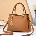 Bolso de mano color caramelo texturizado con letras doradas y colgante de perla - 28*12*20*14 / Amarillo Tierra