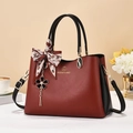 Elegante Handtasche in Tiefrot und Schwarz mit Seidenschal und Blumenanhänger - 28*13*19cm / Weinrot und Schwarz