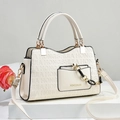 Sac à main chic en cuir beige avec gaufrage de lettres, chaîne dorée et pochette - Blanc Cassé