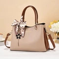 Elegante Handtasche in Khaki und Braun mit gebundenem Tuch und Blumenanhänger - 28*13*19cm / Khaki und Erdgelb