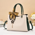 Elegante zweifarbige Handtasche in Creme und Grün mit Seidenschal und Goldbeschlägen - 28*13*19cm / Weiß und Grün