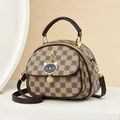 Klassische Handtasche mit Karomuster und Lederakzenten auf geometrischem Podest - Khaki