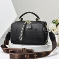 Bolso boston de cuero negro texturizado con letras en relieve y correa floreada - Negro / 21*11*13
