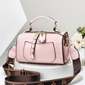 Bolso Boston rosa con relieve y correa ancha con logotipo en soporte de exhibición - Rosa / 21*11*13