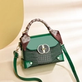 Sac à main vert foncé avec relief crocodile, finition brillante et poignée en soie - Vert