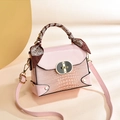 Sac à main rose effet crocodile avec rabat verni et poignée ornée d'un foulard - Rose