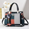 Damen Handtasche mit Karomuster in bunten Farben und flauschigem Pelzball Anhänger - Schwarz / 25*14*20*12cm