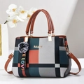 Schicke Damen Handtasche mit Karomuster-Patchwork, Plüschanhänger und Goldlogo - Erdgelb / 25*14*20*12cm