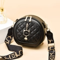 Bolso redondo acolchado negro con amuleto de gato y correa ancha de jacquard - Negro