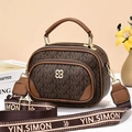 Sac à main marron avec monogramme, double fermeture éclair et large bandoulière lettrée - Lettres Café