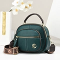 Detalle de bolso de mano verde oscuro en cuero con correa ancha de tejido vintage - Verde