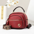Elegante bolso rojo con textura de lichi, correa ancha de jacquard y logo K dorado - Granate