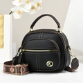 Bolso bandolera de cuero granulado negro con múltiples cremalleras y correa ancha - Negro