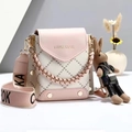 Rosafarbene und beige minimalistische Crossbody-Tasche mit Gurt und Kaninchenanhänger - Rosa