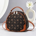 Bolso redondo pequeño marrón con monograma, borde naranja y herrajes dorados mujer - café