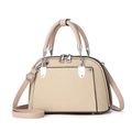 Dettaglio della borsa beige a forma di conchiglia con trama in ecopelle grana - 25*11*17cm / Mandorla