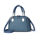 Dettaglio della trama litchi e cerniera argento su borsa a conchiglia blu - 25*11*17cm / Blu