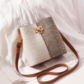 Schicke Tweed-Beuteltasche im Color-Block-Design mit braunem Lederriemen und Schloss - Erdgelb