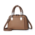 Dettaglio borsa marrone scuro a forma di conchiglia con hardware argento e pelle martellata - 25*11*17cm / Colore caramello