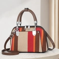 Sac à main tissé à rayures avec panneaux rouges et marron et bandoulière réglable - Rouge (Rayures Rouge Brun Beige Orange)