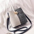 Beige und dunkelblaue Patchwork-Eimertasche mit Gold-Schnalle und Lederriemen - Blau