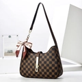 Bolso hobo de cuadros con patrón floral, pañuelo de seda y cierre de hebilla dorada - 26x6x19cm / Cuadros Café