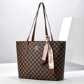 Sac cabas à damier classique avec logo en métal doré et détail foulard décoratif - Grand / café