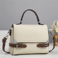 Minimalistische beige Umhängetasche aus genarbtem Leder mit braunem Griff und Metallecken - Cremeweiß